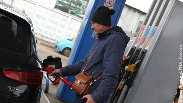 В России начал дешеветь бензин