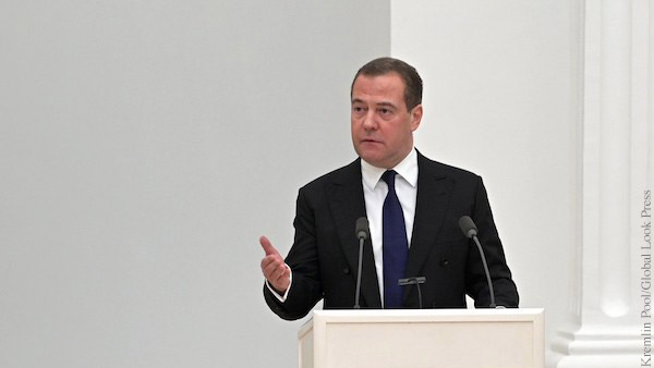 Медведев заявил, что коллапса в экономике России не будет 