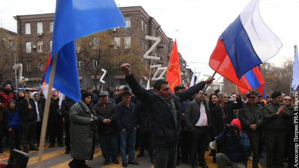 Армения поддержала спецоперацию России массовым митингом в Ереване