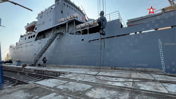 Российский десантный корабль доставил в порт Бердянска боевую технику