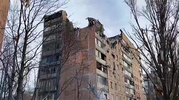 Украинский снаряд попал в жилую многоэтажку в Донецке