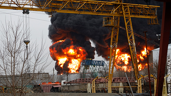 Пожар на нефтебазе в Белгороде охватил резервуары с топливом