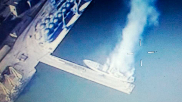 Украинские националисты подожгли корабль «Донбасс» в порту Мариуполя