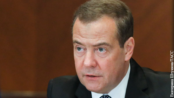 Медведев: Россия не будет в отместку идиотам закрываться от мира
