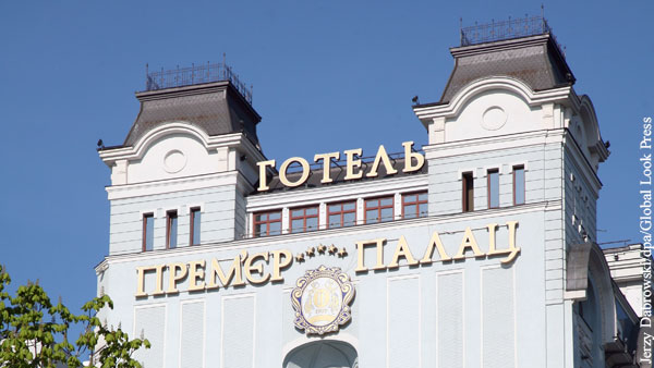В Киеве неизвестные в форме потребовали у пятизвездочного отеля предоставить номера бесплатно
