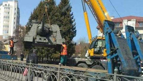 В Ровно демонтировали памятник с советской техникой времен ВОВ