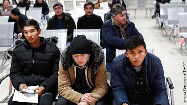 Медведев предложил отказывать во въезде в Россию мигрантам без биометрии
