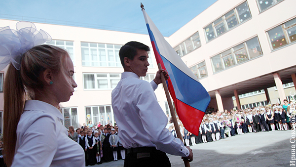 Гимн России решили исполнять в школах раз в неделю с 1 сентября