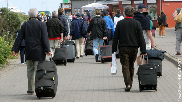 СМИ: Уехавшие за границу россияне возвращаются домой