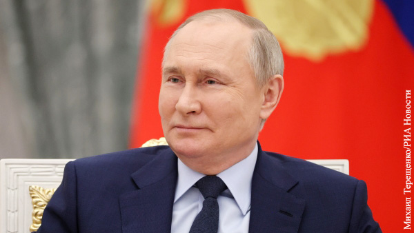 Путин поддержал идею поднимать флаг России и исполнять гимн в школах