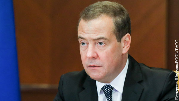 Медведев резко ответил на угрозу секретаря СНБО Украины нанести удар по Крымскому мосту