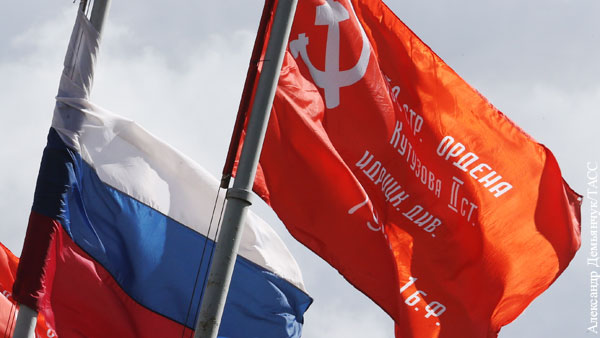 В Новой Каховке подняли флаги России и СССР
