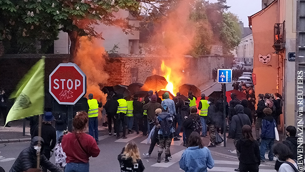 Эксперт: Макрон подготовился к росту протестов во Франции