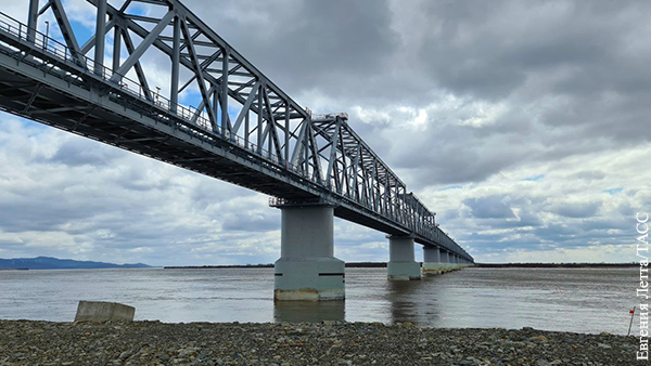 Россия построила свою часть железнодорожного моста через Амур в Китай