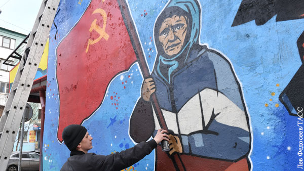 Изображение храброй украинской бабушки с красным флагом нанесут на ракету «Союз»