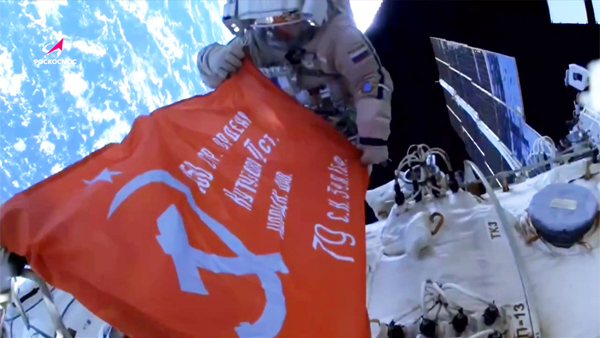 Российские космонавты вынесли в открытый космос Знамя Победы