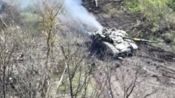 В Сети показали танковую дуэль российского экипажа с украинским Т-64БВ