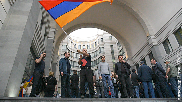 У здания МИД Армении произошла потасовка между митингующими и полицией