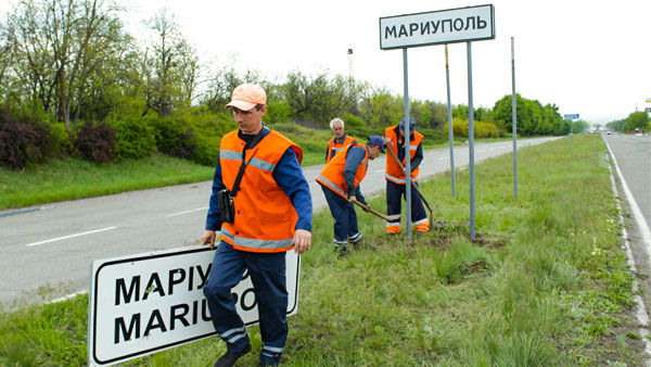 На въезде в Мариуполь установили указатели на русском языке
