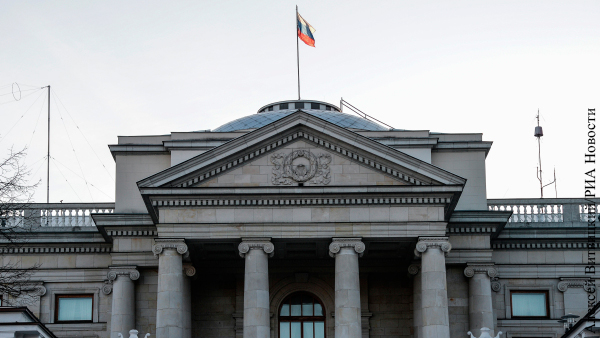 Посольство России в Варшаве объявило о вынужденном ограничении мероприятий на 9 мая