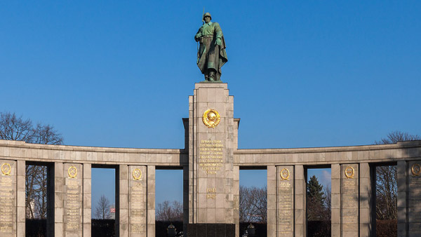Посол России отреагировал на требования убрать танки с советского мемориала в Берлине