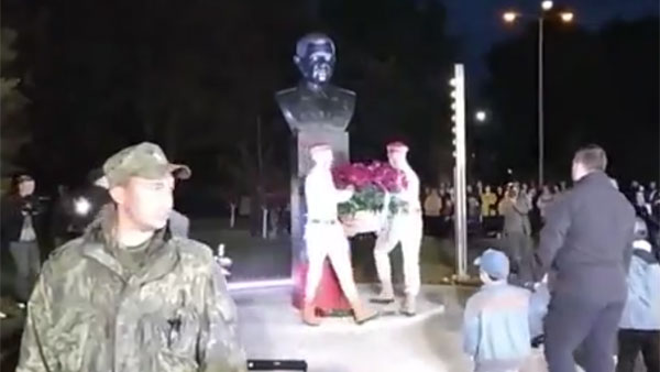 Памятник первому главе ДНР Захарченко установили в городе Шахтерске