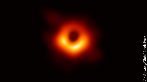 Астрономы впервые в истории показали фото черной дыры галактики Млечный Путь