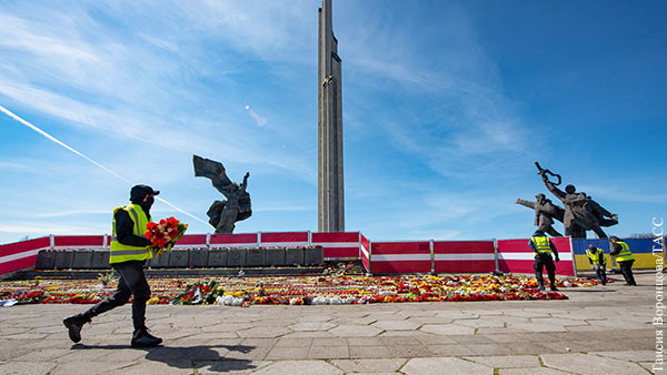 Власти Латвии решили закрыть доступ к памятнику Освободителям Риги