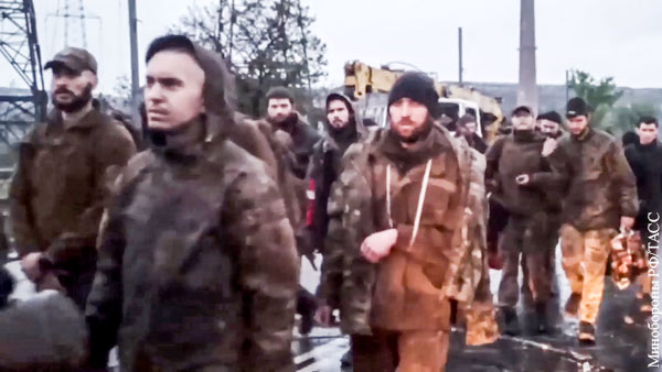Украинские власти призвали не распространять в СМИ кадры сдачи в плен батальона «Азов»