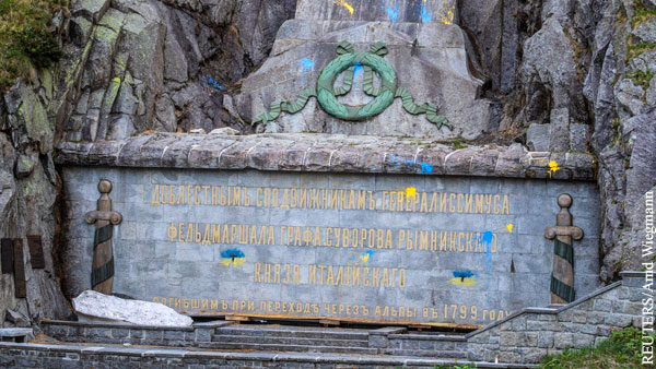 Российские соотечественники и местные жители отмыли от краски монумент Суворову в Швейцарии