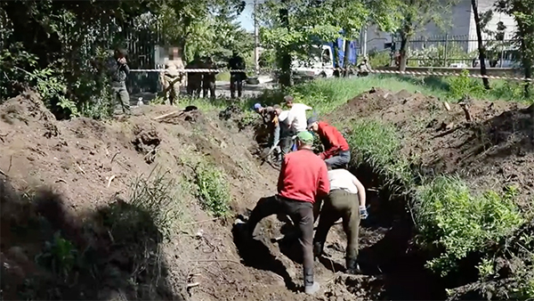 Массовое захоронение украинских морпехов обнаружили в парке Мариуполя