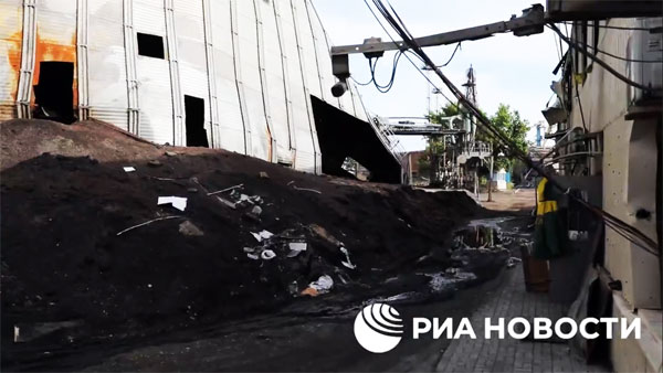 Украинские войска при отступлении сожгли тонны зерна в Мариуполе