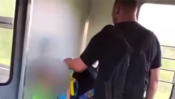Полиция начала поиск обматерившего ребенка из-за сине-желтого рюкзака мужчину