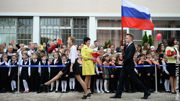 Герой России Бочаров объяснил важность закупки госсимволов для школ 
