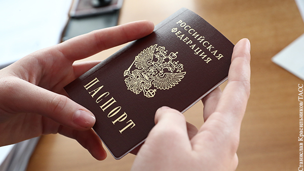 Ко Дню России в Херсонской и Запорожской областях выдали первые российские паспорта