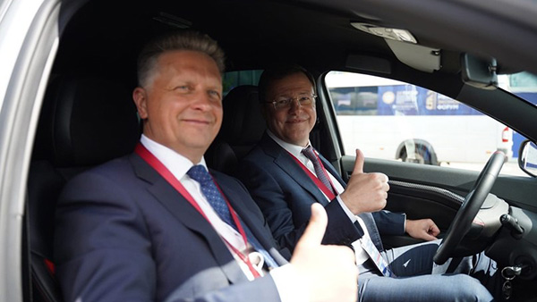 Самарский губернатор и глава АвтоВАЗа отправились на совещание по автопрому на Lada Vesta
