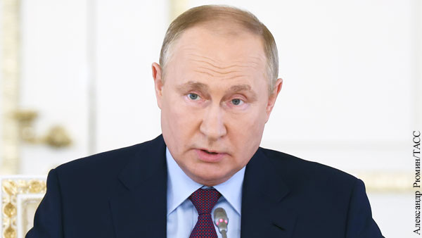 Путин предложил улучшить систему оплаты труда медиков 