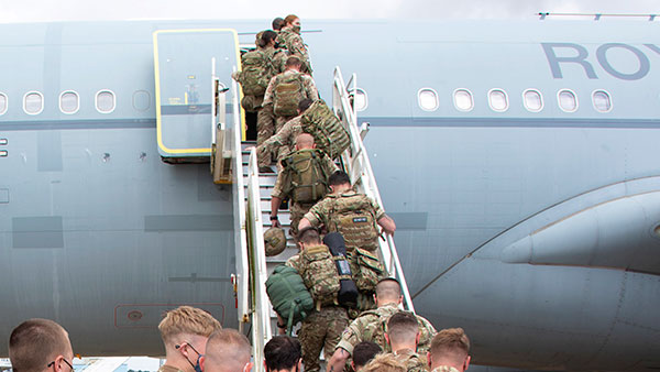 Британия отменила отправку военных на миссию НАТО после видео оргии десантников