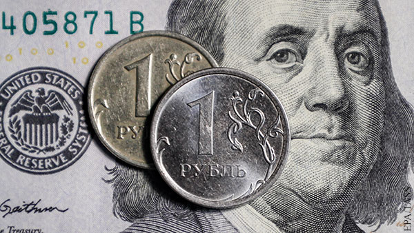 Курс доллара упал ниже 55 рублей впервые за семь лет