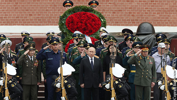 Путин принял участие в церемонии возложения венков к Могиле Неизвестного Солдата