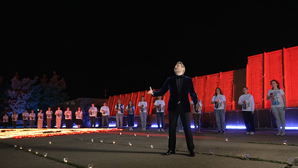 Басков исполнил песню «Священная война» на Саур-Могиле в ДНР