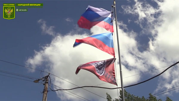 Около администрации Горского подняли флаги России и ЛНР