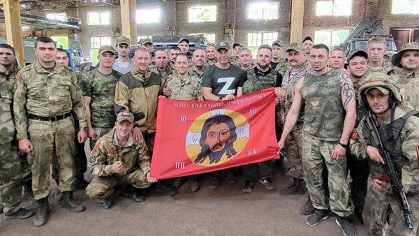 Ополченцы ДНР и ЛНР показали флаг, под которым идут в бой