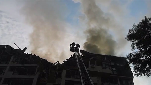 «Война с фейками»: Жилой дом в Киеве разрушен ударом украинской ПВО