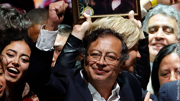 Густаво Петро празднует победу на президентских выборах 