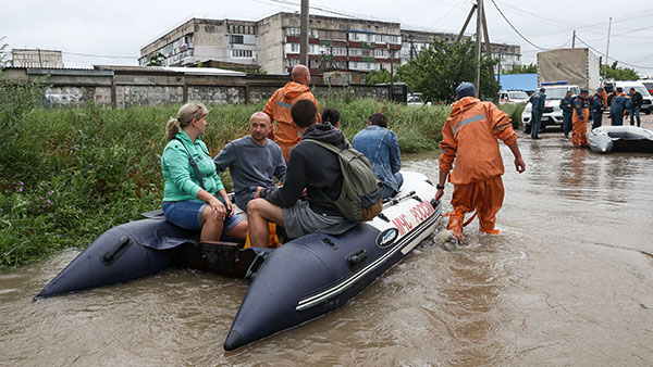 В результате сильного ливня в Крыму река Салгир вышла из берегов и затопила пять поселков в Симферопольском районе. Так же подтопило и часть Симферополя. В ликвидации последствий задействованы сотни спасателей, введен режим ЧС. Из домов эвакуированы 42 человека