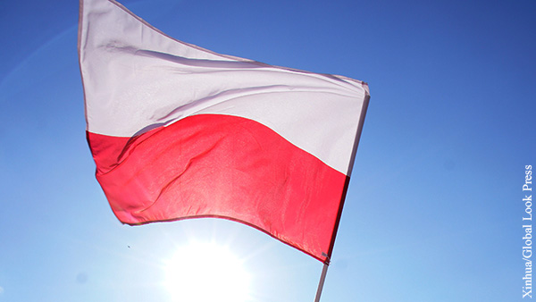 Москва сочла неуместным присутствие флага Польши на мемориальных комплексах России