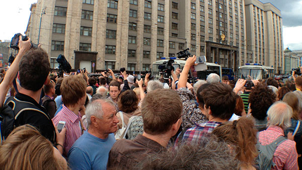 В Госдуме поддержали запрет митингов возле зданий органов власти