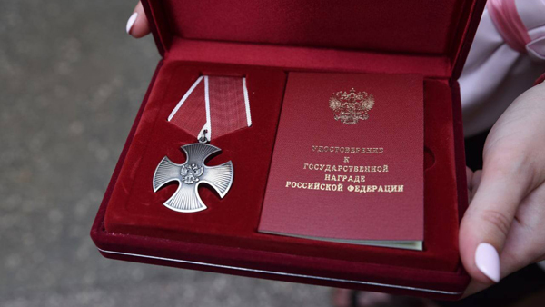 Кириенко вручил орден Мужества вдове Моторолы