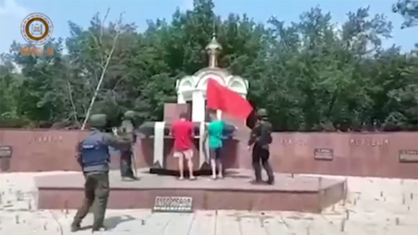 Красное знамя Победы установили в центре Лисичанска